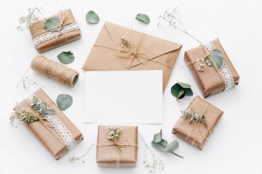 Hediyeler ve süslemeleri ile düz yatıyordu kompozisyon. Tatil kavramı