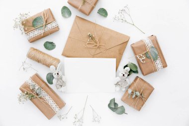 Hediyeler ve süslemeleri ile düz yatıyordu kompozisyon. Tatil kavramı