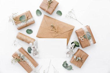 Hediyeler ve süslemeleri ile düz yatıyordu kompozisyon. Tatil kavramı