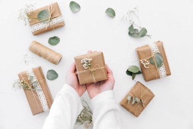 Hediyeler ve süslemeleri ile düz yatıyordu kompozisyon. Tatil kavramı