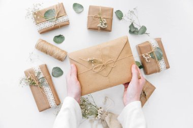 Boş beyaz bir çocuğun yandan kapatın. Çalışma alanı homamade süslemeleri.