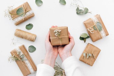 Süslemeleri ile çocuk bir yandan kapatın. Çalışma alanı ev yapımı süsleri