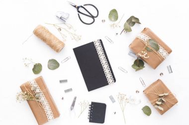 Defter ve süslemeleri ile çalışma alanı. Düğün planlama