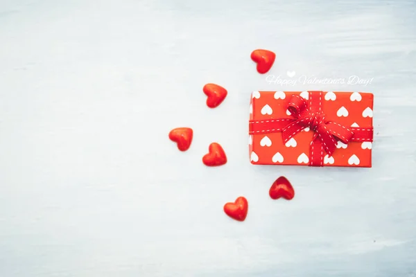 Confezione Regalo Con Fiocco Rosso Cuore Carta Sul Tavolo Legno — Foto Stock