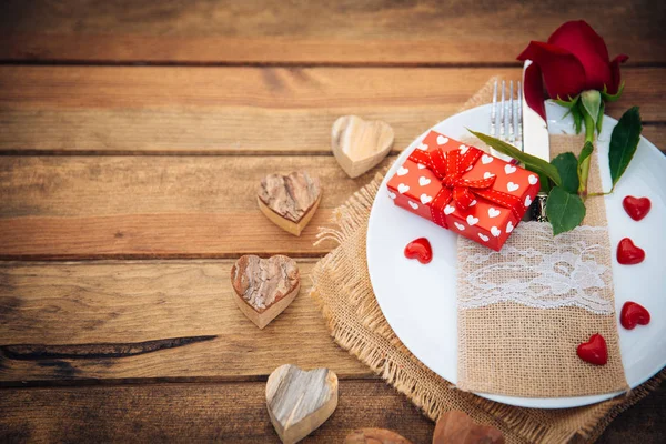 Instelling Van Feestelijke Tabel Voor Valentijnsdag Met Mes Vork Hart — Stockfoto