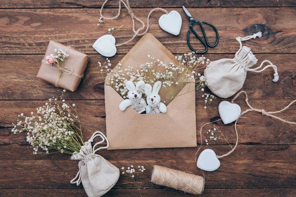 Cartões Convite Casamento Envelopes Artesanais Fundo Madeira Vista Aérea Flat — Fotografia de Stock