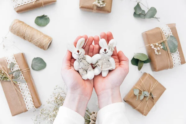 Cerca de la mano de un niño con decoraciones. Espacio de trabajo decoraciones caseras . — Foto de Stock