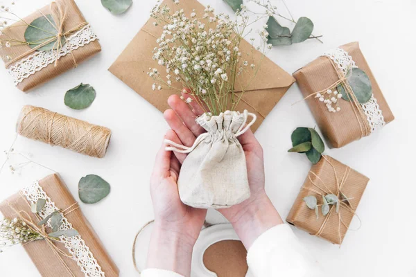 Cerca de la mano de un niño con flores. Espacio de trabajo decoraciones caseras . — Foto de Stock