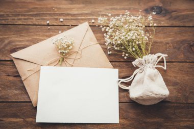 Rustik ahşap arka plan için yaratıcı çalışma tasarım çiçek ile boş tebrik kartı