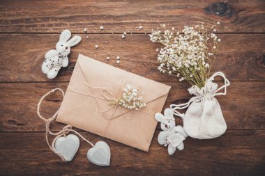 Düğün davetiyesi. Zanaat zarf dekorasyon ile