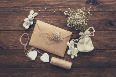 Düğün davetiyesi. Zanaat zarf dekorasyon ile