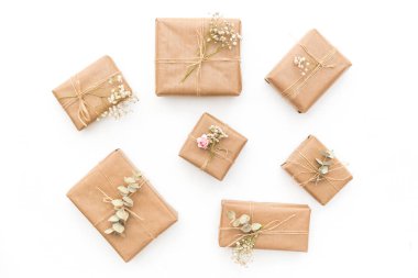 Kağıt el sanatları Hediyelik kutu çiçekli. Ev yapımı hediyeler. Tatil kavramı  