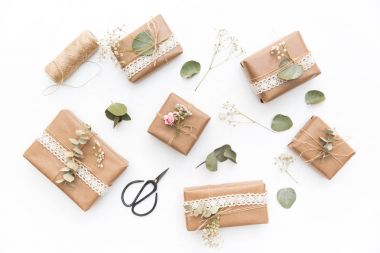 Çiçek, hediye kutusu ve süslemeleri ile çalışma alanı. Düğün kavramı