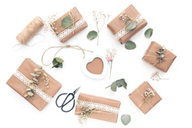 Çiçek, hediye kutusu ve süslemeleri ile çalışma alanı. Düğün kavramı