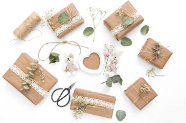 Çiçek, hediye kutusu ve süslemeleri ile çalışma alanı. Düğün kavramı