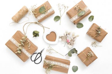 Çiçek, hediye kutusu ve süslemeleri ile çalışma alanı. Düğün kavramı