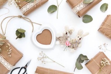 Kağıt hediye kutuları ve makas ile çalışma alanı