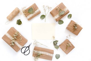 Kağıt hediye kutuları ve makas ile çalışma alanı