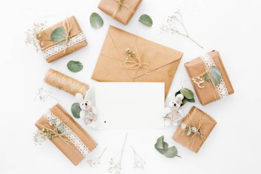 Mockup zarf, boş kartı, hediye kutuları ve kuru çiçekler. Düğün kavramı