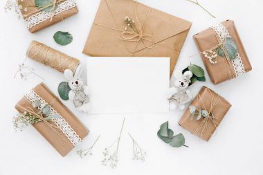 Mockup zarf, boş kartı, hediye kutuları ve kuru çiçekler. Düğün kavramı