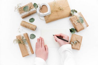 Çocuklar el yazma. El yapımı craft kutuları çalışma alanı. Anneler günü kavramı 