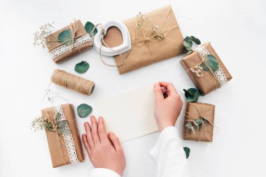 Beyaz boş holding eller çocuklar. El yapımı craft kutuları çalışma alanı. Anneler günü kavramı. Davetiye  