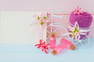 Çiçek pembe sümbül tarafından çevrili bir cam şişe içinde Spa için aromatik yağ