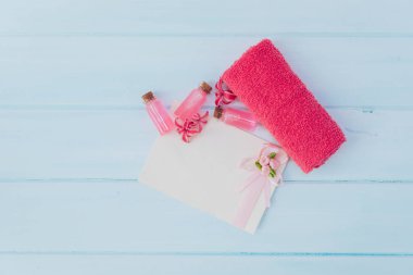 Çiçek pembe sümbül tarafından çevrili bir cam şişe içinde Spa için aromatik yağ