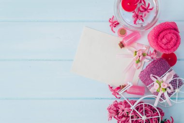 Çiçek pembe sümbül tarafından çevrili bir cam şişe içinde Spa için aromatik yağ