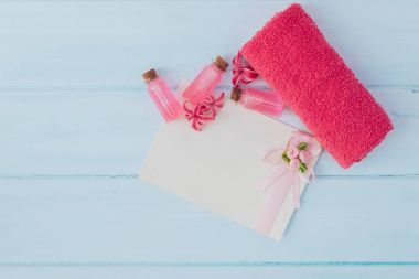 Ahşap masa üzerinde özü ile Spa şişeler