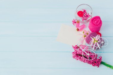 Çiçek pembe sümbül tarafından çevrili bir cam şişe içinde Spa için aromatik yağ