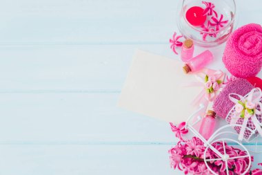 Çiçek pembe sümbül tarafından çevrili bir cam şişe içinde Spa için aromatik yağ