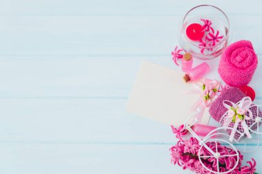 Çiçek pembe sümbül tarafından çevrili bir cam şişe içinde Spa için aromatik yağ