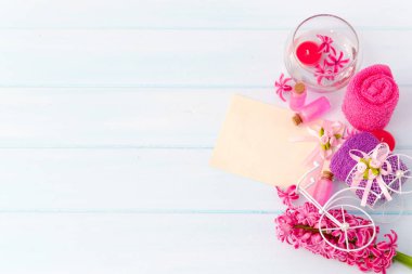 Çiçek pembe sümbül tarafından çevrili bir cam şişe içinde Spa için aromatik yağ