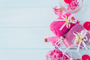Çiçek pembe sümbül tarafından çevrili bir cam şişe içinde Spa için aromatik yağ