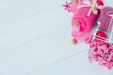 Ahşap masa üzerinde özü ile Spa şişeler