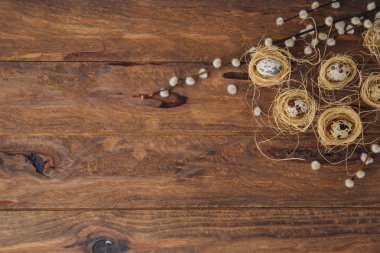 Ahşap arka plan üzerinde bıldırcın yumurtası. Paskalya kompozisyon 