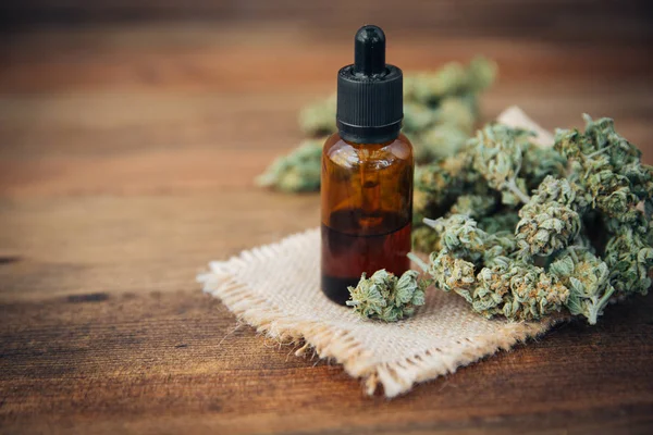 Cannabis medicinal con aceite extraído en una botella — Foto de Stock