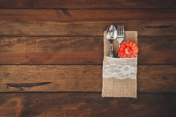 Paramètres de table simples sur fond en bois — Photo