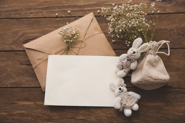 Cartão de saudação em branco com flor em fundo de madeira rústica para design de trabalho criativo — Fotografia de Stock