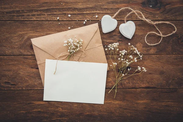 Une invitation de mariage. Enveloppe artisanale avec décorations — Photo