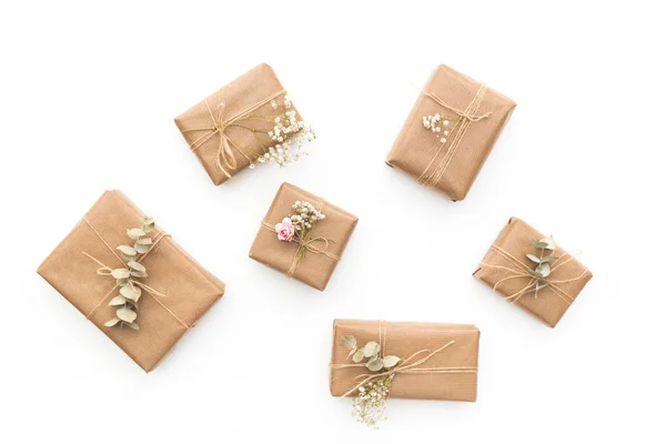 Бумажные коробки подарков с цветами. Домашние подарки. Концепция праздника — стоковое фото