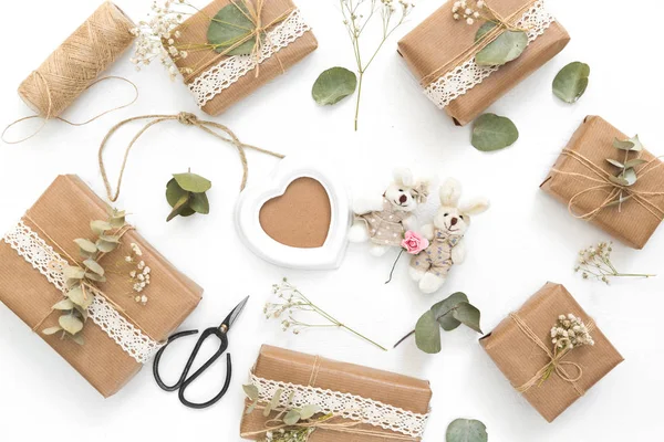 Çiçek, hediye kutusu ve süslemeleri ile çalışma alanı. Düğün kavramı