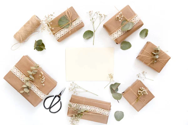 Kağıt hediye kutuları ve makas ile çalışma alanı