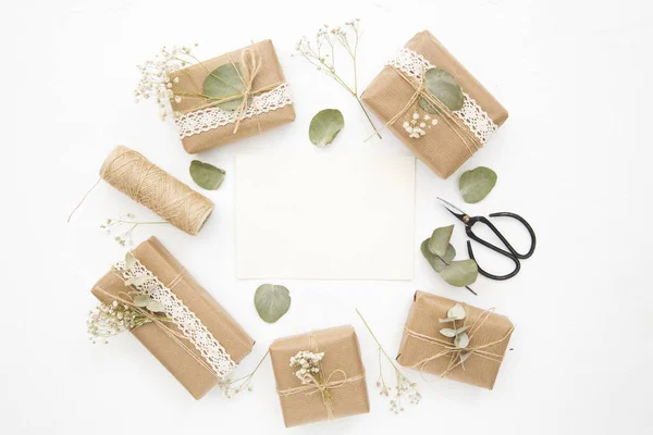 Espacio de trabajo con cajas de regalo de papel — Foto de Stock