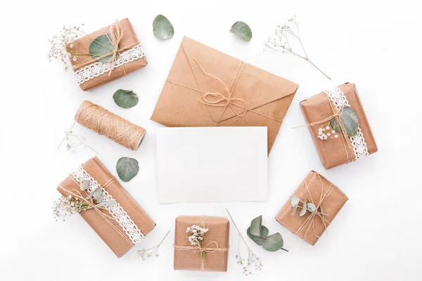 Mockup zarf, boş kartı, hediye kutuları ve kuru çiçekler. Düğün kavramı — Stok fotoğraf