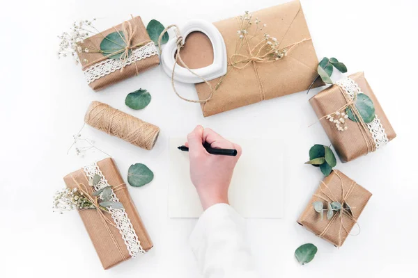 Los niños escriben. Cajas artesanales de espacio de trabajo. Concepto del día de las madres — Foto de Stock