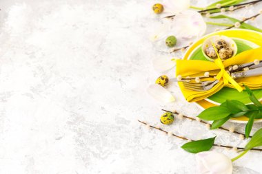 Festival Tablo ayarı ve yeşil ve sarı taze çiçeklerle dekorasyon. Paskalya arka plan 