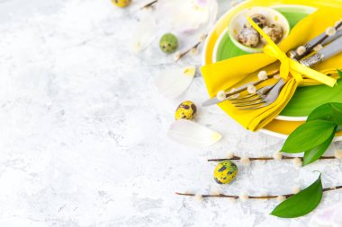 Paskalya masa dekorasyonu ışık arka plan üzerinde. Bahar çiçekleri ile festival tablo ayarları