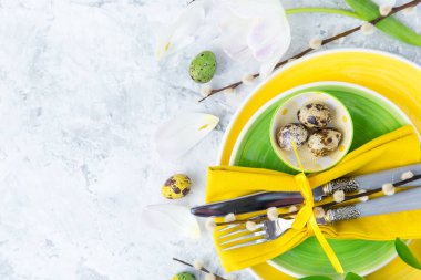 Festival Tablo ayarı ve yeşil ve sarı taze çiçeklerle dekorasyon. Paskalya arka plan 